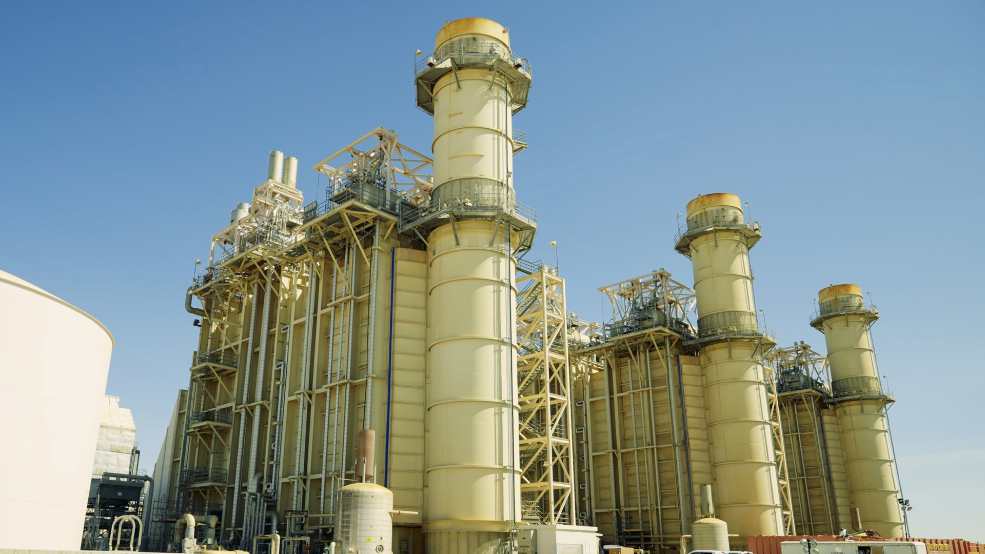 A large power plant in the Californian desert