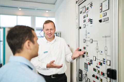 Training at Power Academy in Erlangen – two men in a training situation on a switchboard