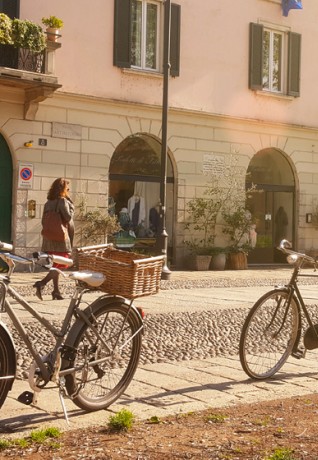 bicicletta sul Naviglio Grande